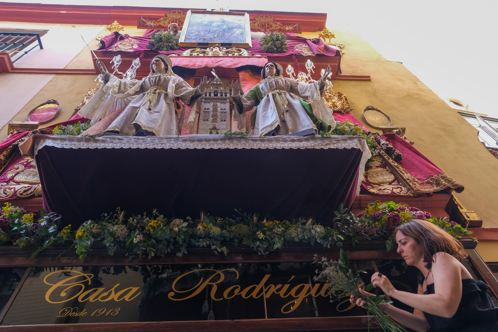 Preparativos, altares, escaparates, balcones para el Corpus