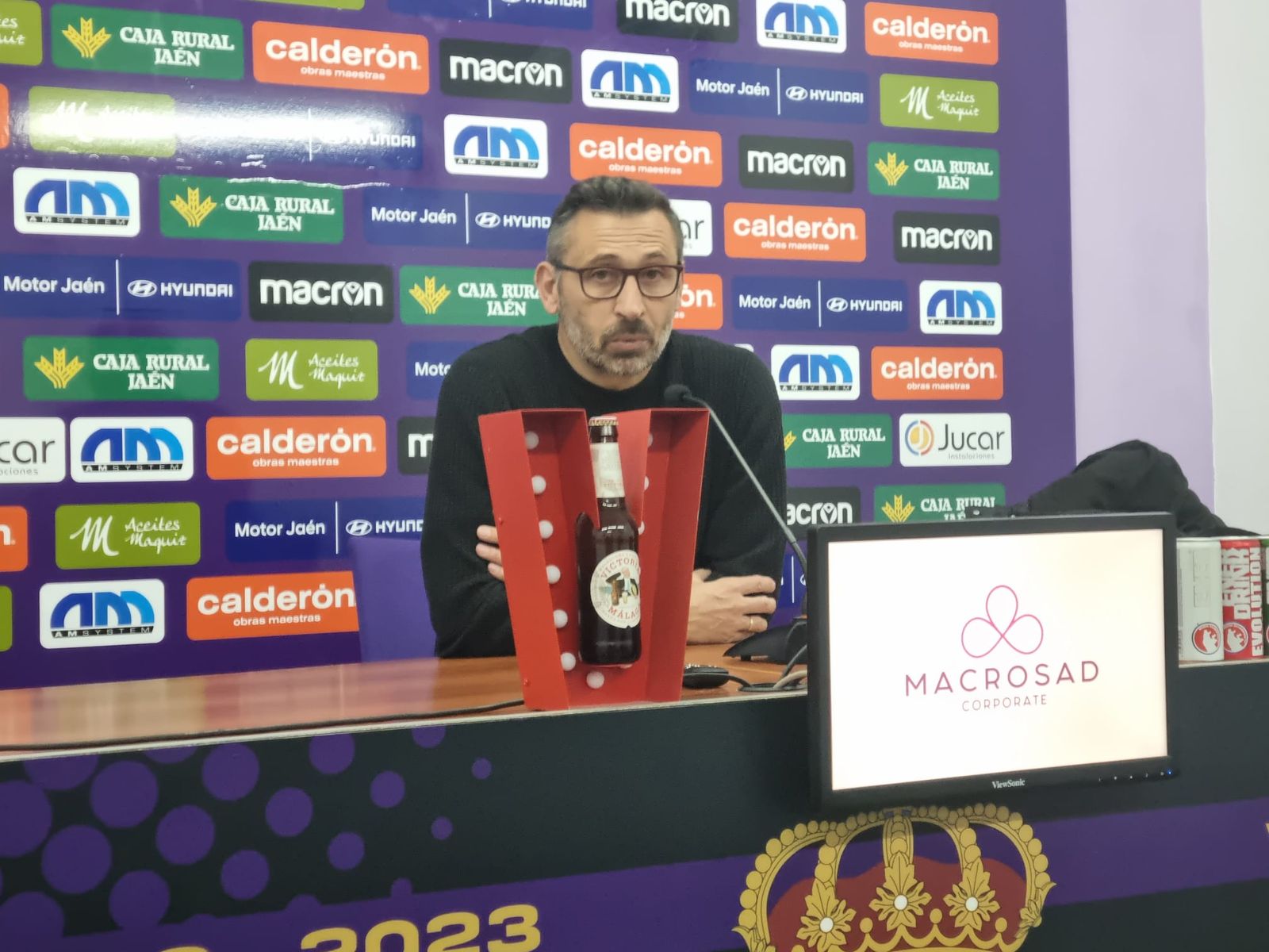 Manolo Herrero atiende a los medios de comunicación tras el empate frente al CD Estepona.