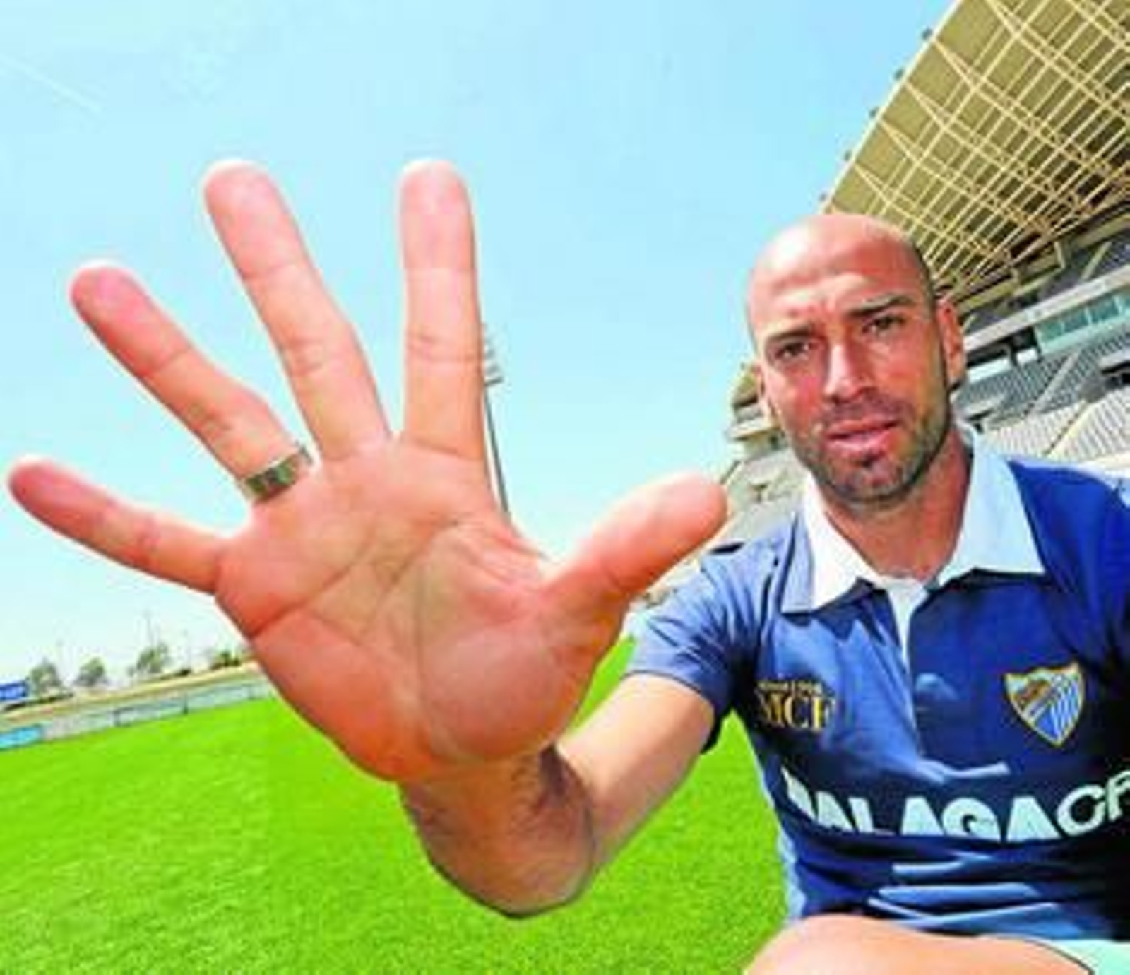 Willy muestra la mano con la que evitó el gol de Adrián.