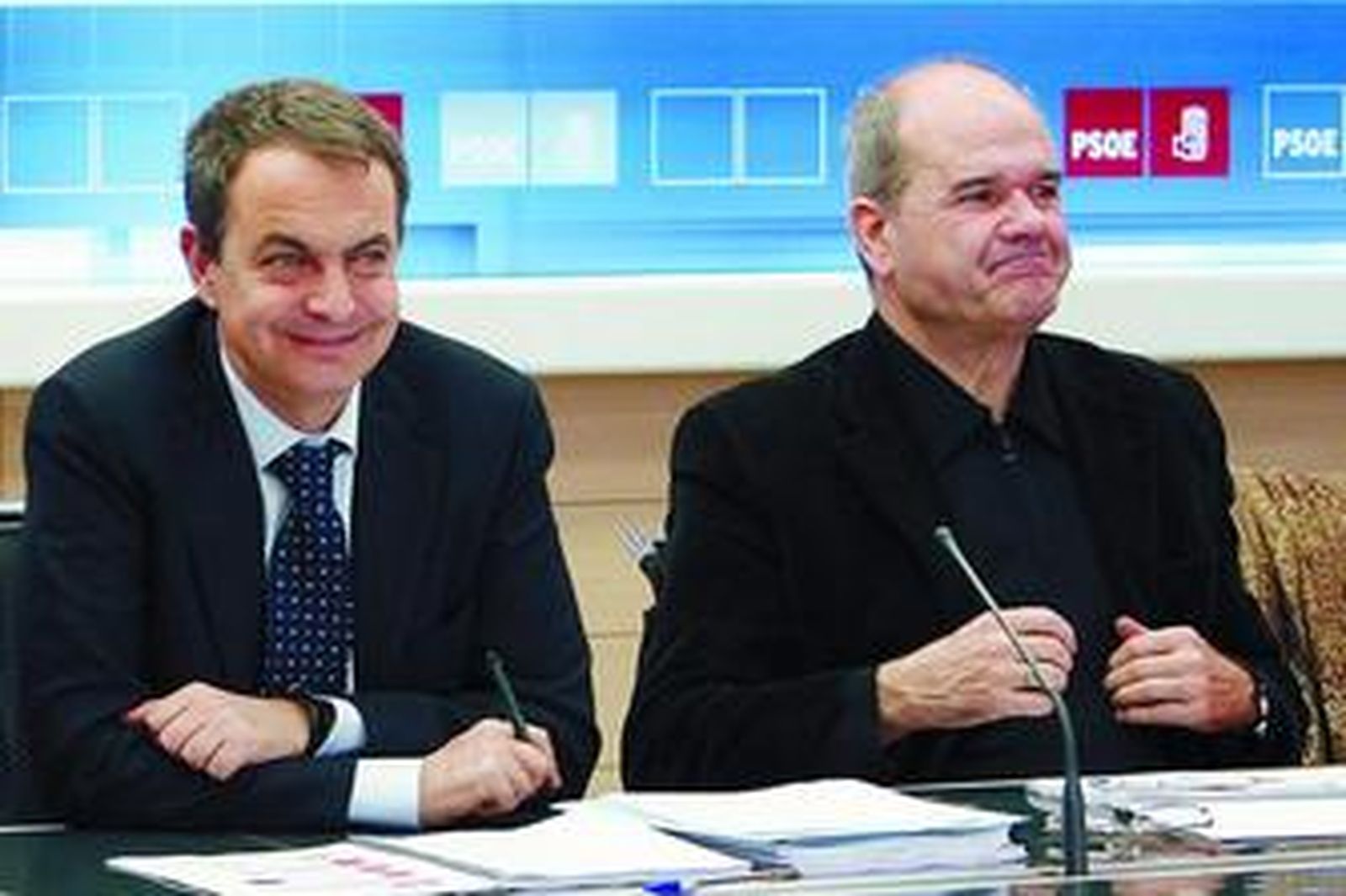 Zapatero sonríe junto a Chaves durante la última Ejecutiva socialista tras el 9-M.