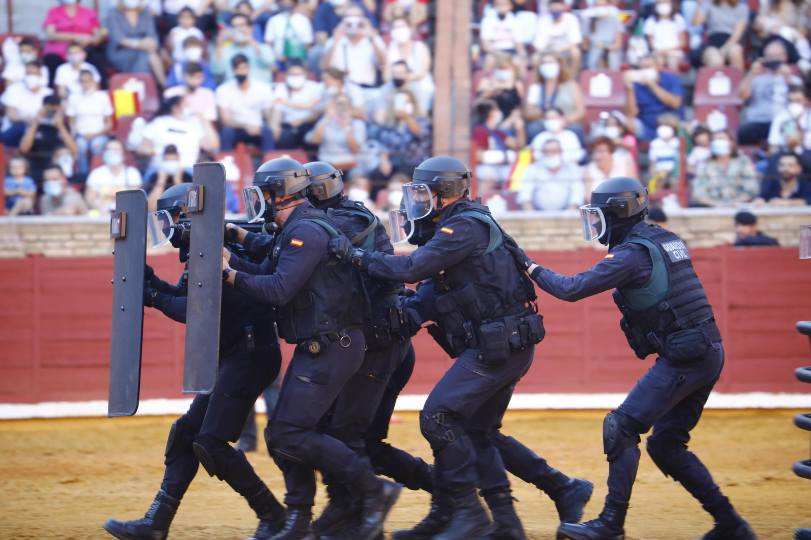La impresionante exhibición de la Guardia Civil en la plaza de toros de Córdoba, en fotografías