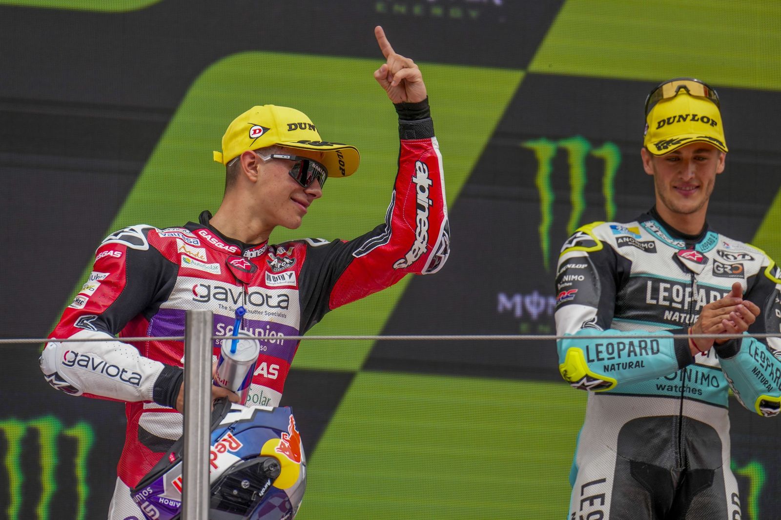 Las cariñosas fotos de Piqué, Clara Chía en el Mundial de Motos en Montmeló