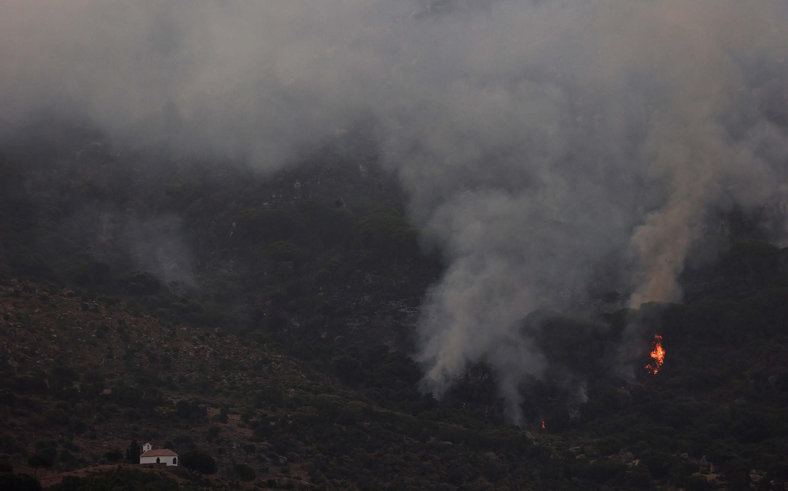 Fotos del incendio forestal de Torre de la Peña en Tarifa