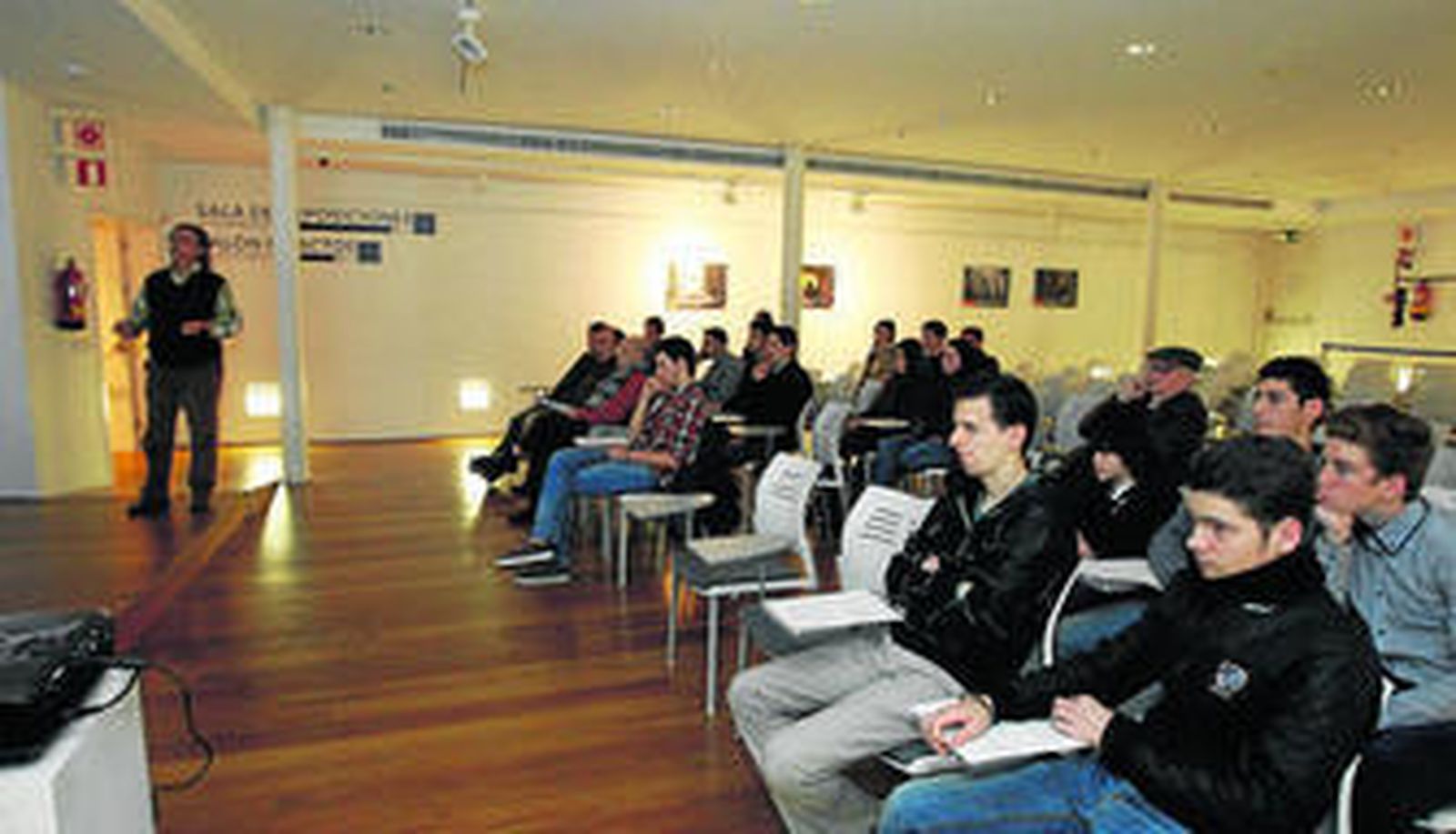 Alumnos de la Escuela Taurina y aficionados asistieron a la charla.