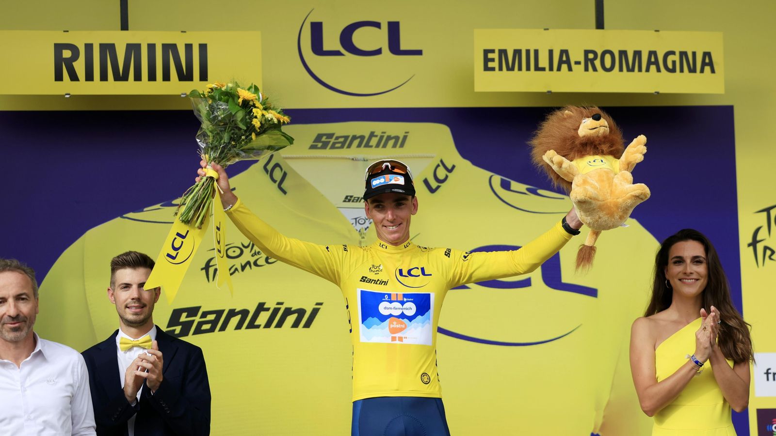Romain Bardet se enfundó por primera vez en su carrera el maillot amarillo de líder del Tour.