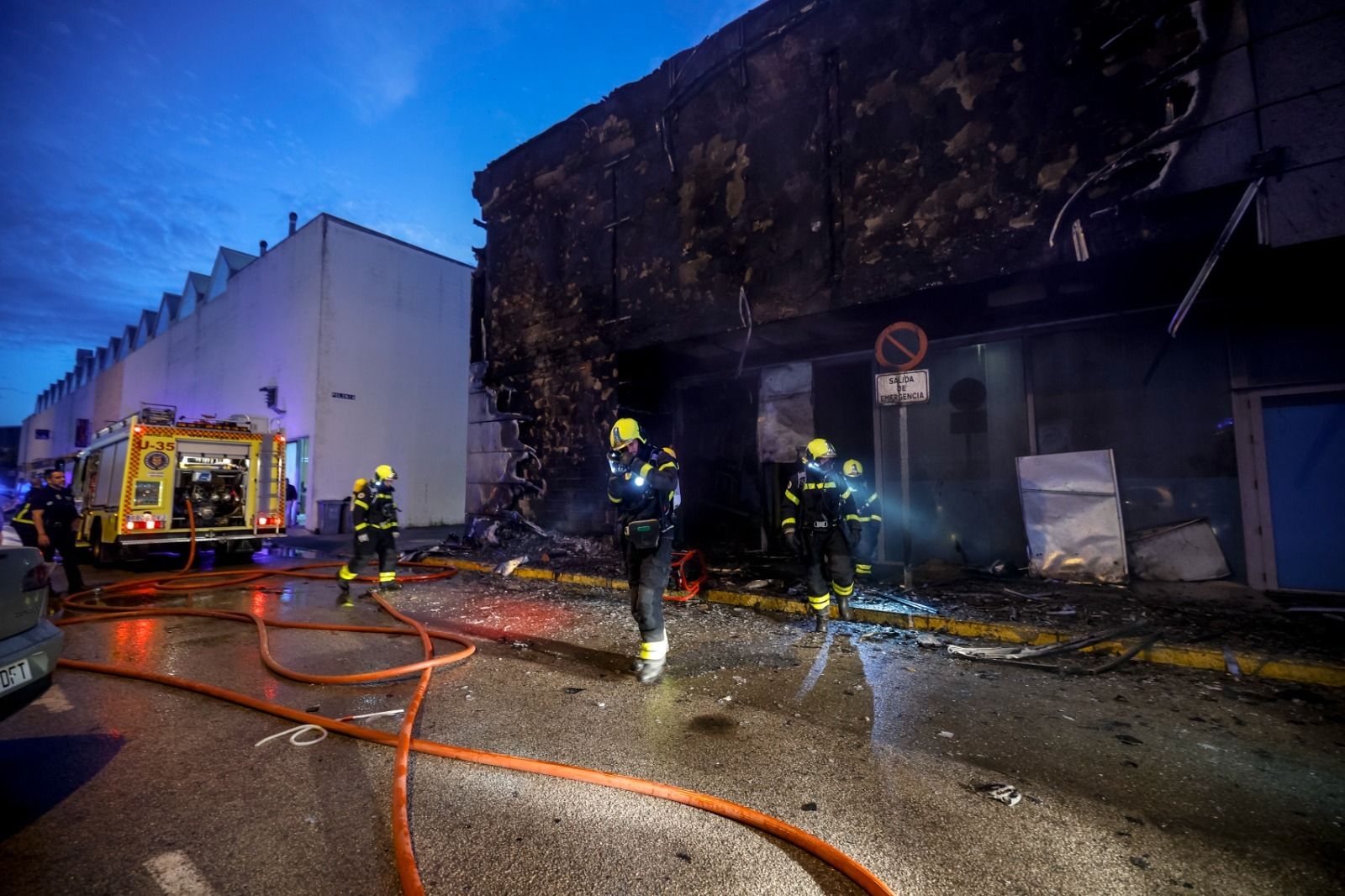 Bomberos, durante las labores de extinción del incendio del Chiquipark.