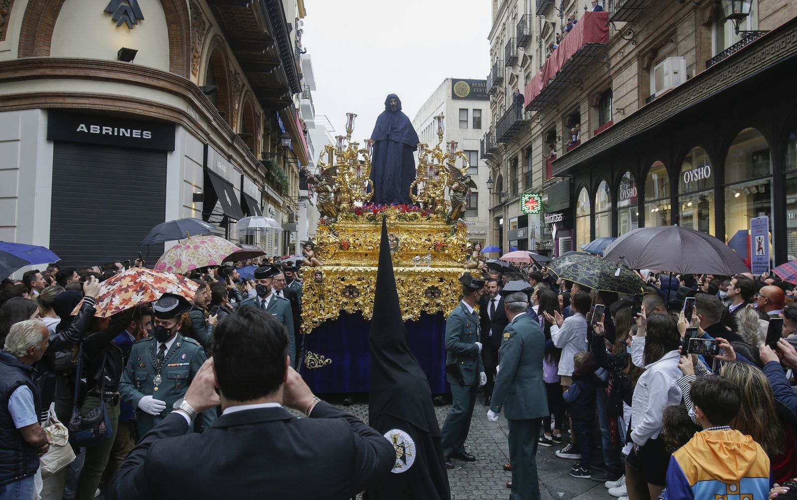 Cautivo con el capote impermeable