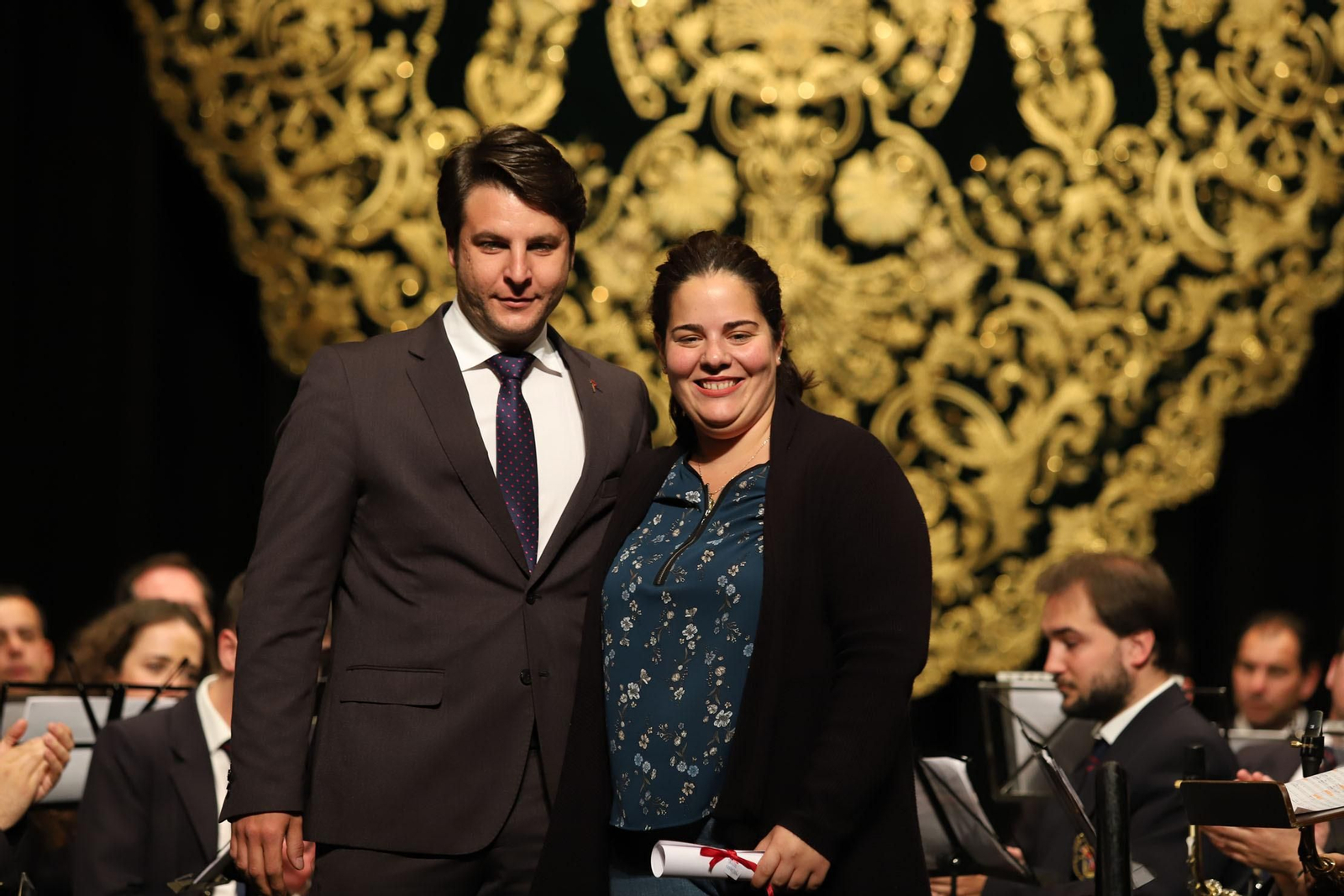 Presentan manto de la Virgen del Amor.