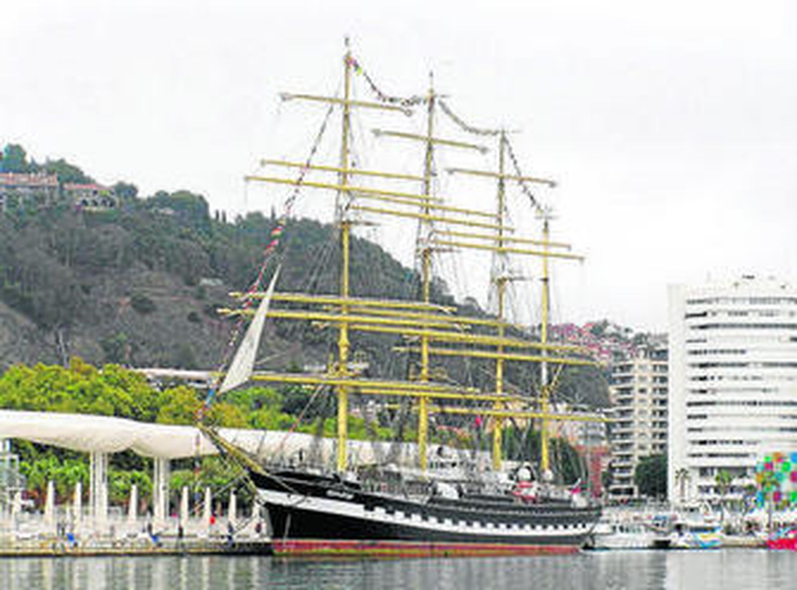 El velero atracado ayer en el muelle número dos del puerto de Málaga.