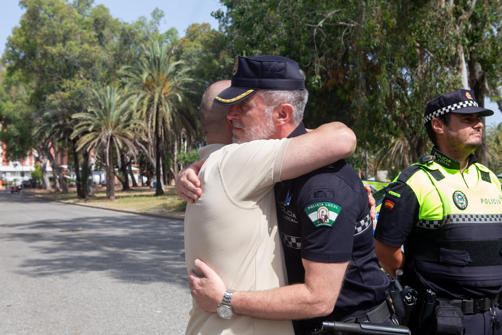 La Línea rinde homenaje al policía local Víctor Sánchez en el octavo aniversario de su muerte, en imágenes