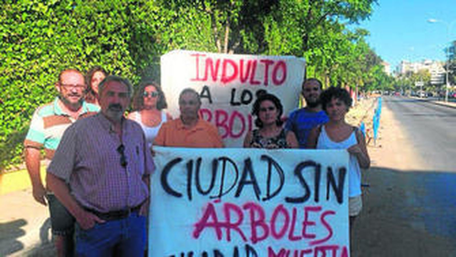 Algunos de los vecinos que protestaron ayer por el traslado de árboles en León de Carranza.