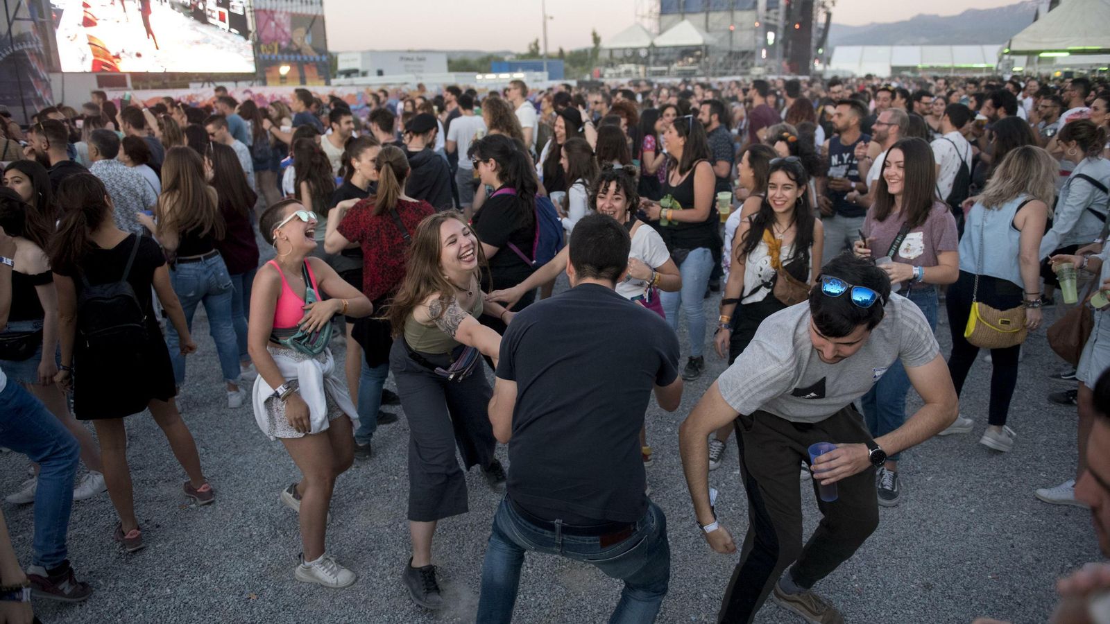 Varios jóvenes se divierten en el Bull Music Festival.