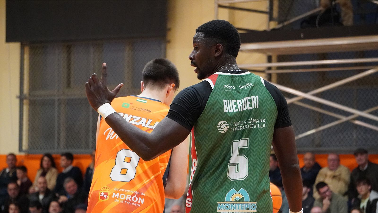 El jugador del Caja 87 Bueriberi realiza indicaciones al banquillo en un lance del partido.