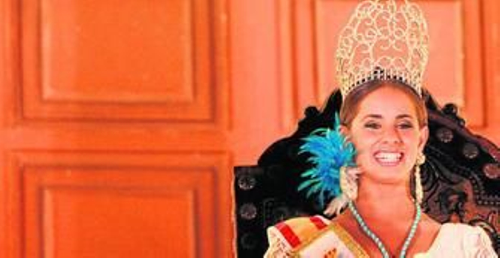 La Reina juvenil, Paula Fortes, luce sonriente su corona sobre el escenario situado en la plaza de la Constitución.