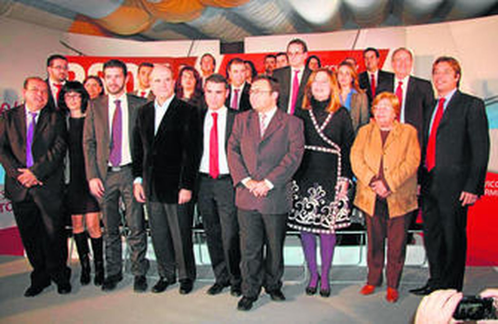 Manuel Chaves, José Bernal y Miguel Ángel Heredia, con los integrantes de la candidatura socialista al Ayuntamiento de Marbella, ayer.