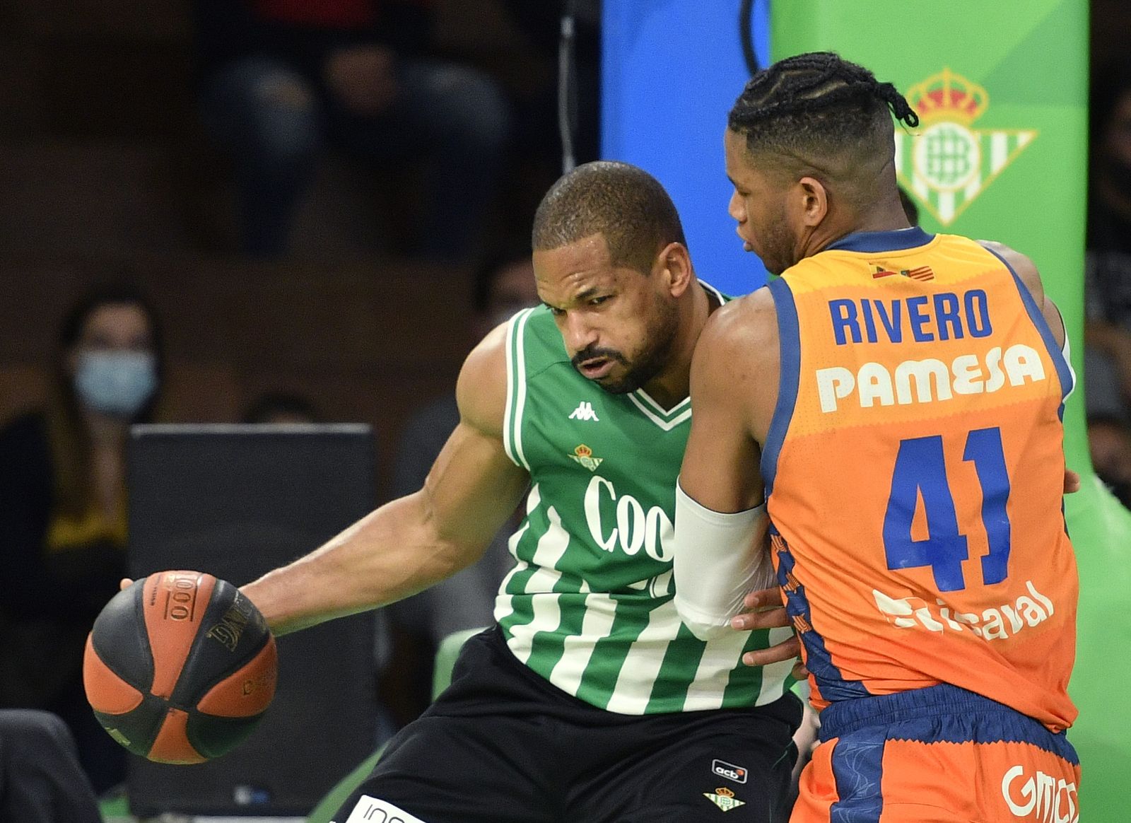 Eulís  Báez  disputa una posesión con Jasiel Rivero durante el Coosur Betis-Valencia.