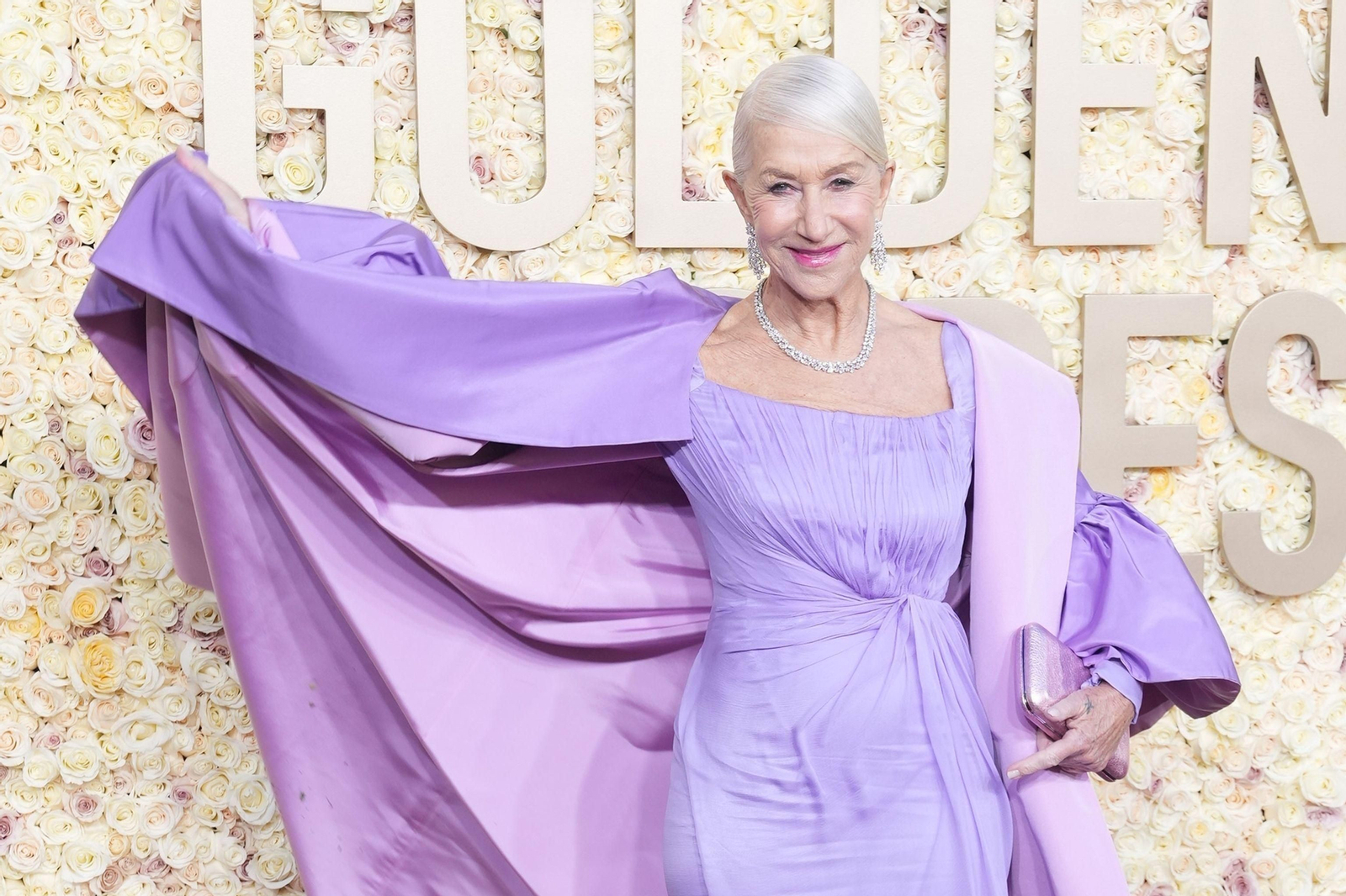 La actriz británica Helen Mirren y su modelo de tonos malva