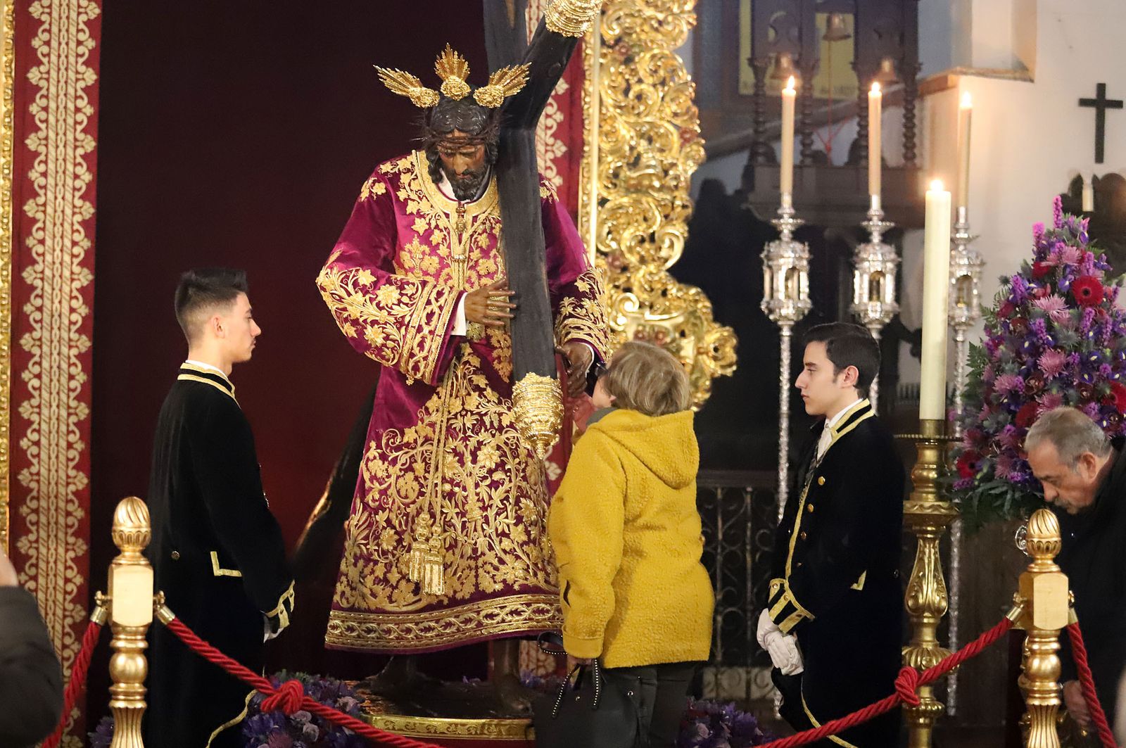 Imágenes de la bendición la la nueva túnica del Señor de Pasión y posterior besamanos