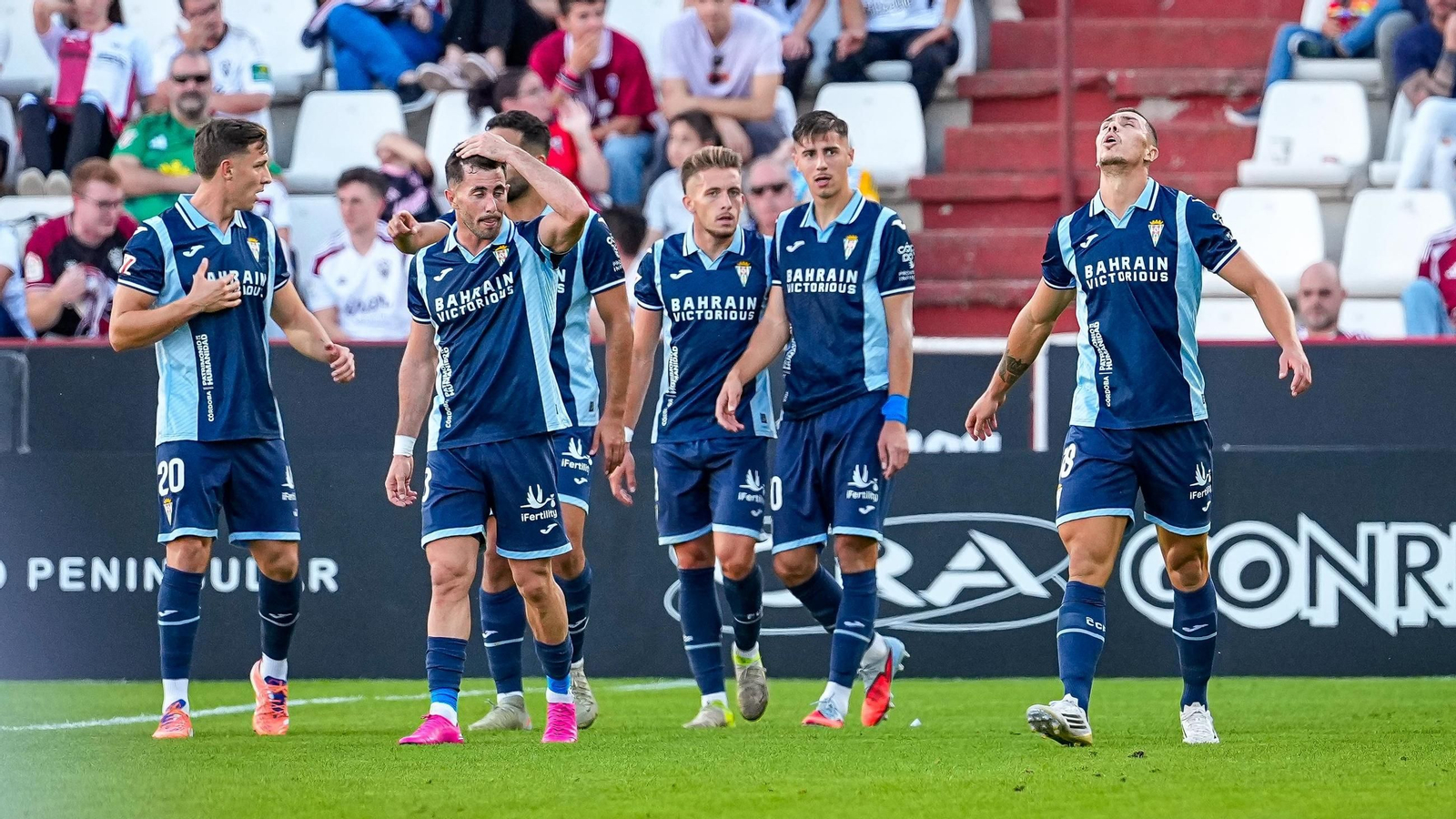 Los jugadores del Córdoba CF celebran su tercer gol en Albacete.