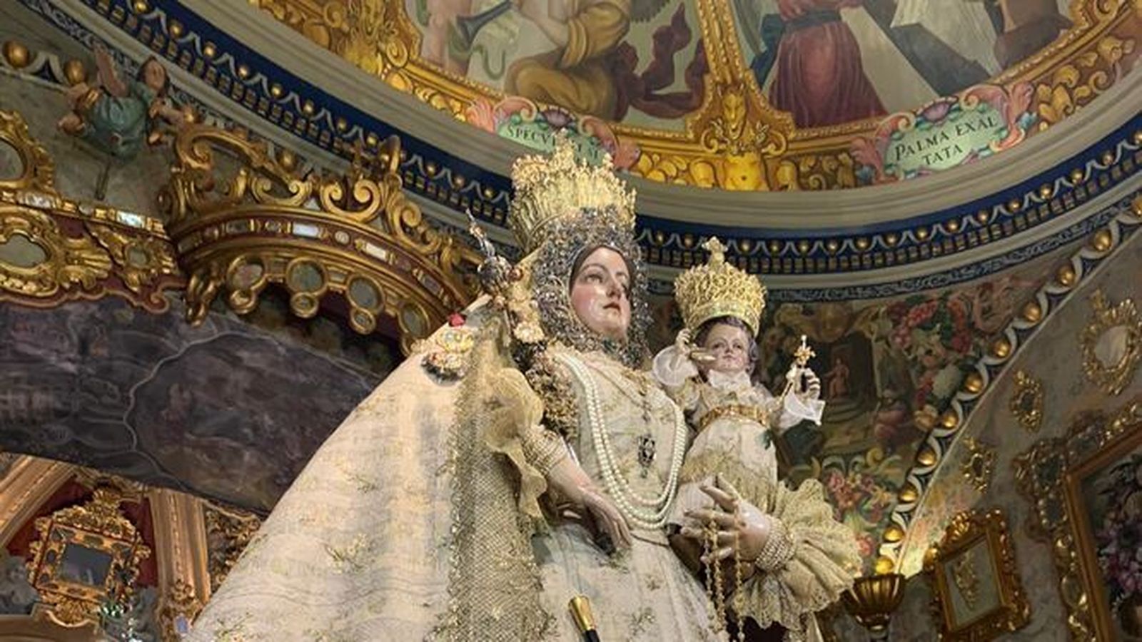 La Virgen de Araceli, en su camarín en Lucena.