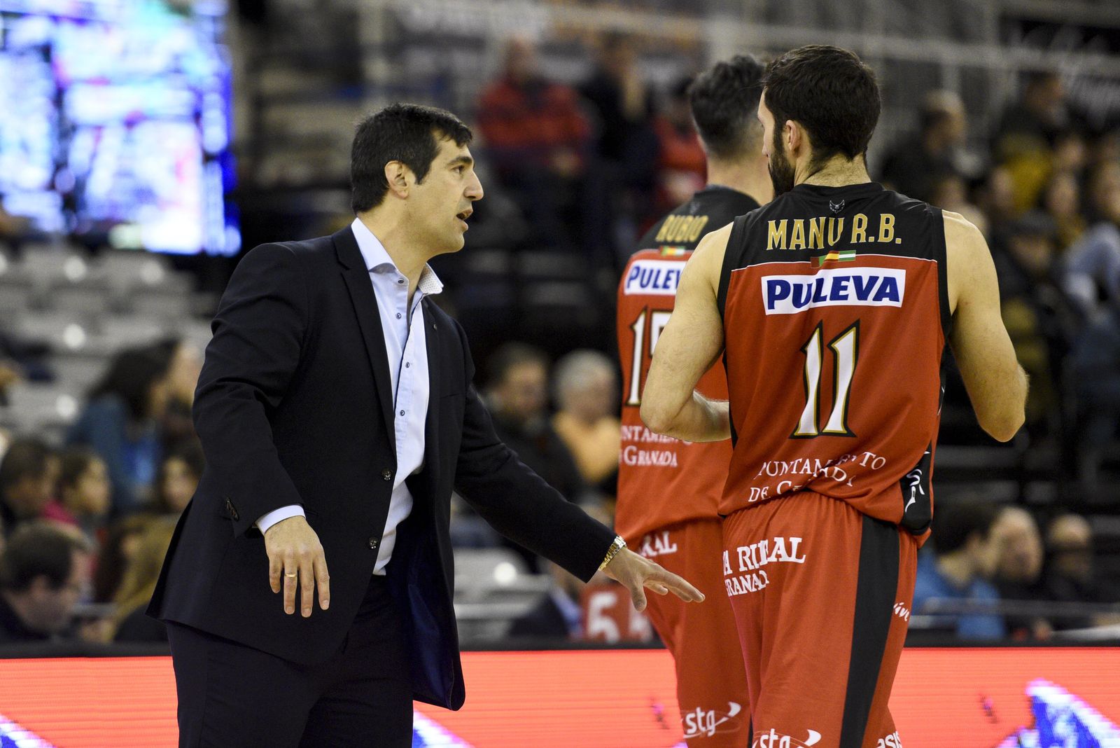 Pablo Pin da instrucciones a los suyos durante un partido