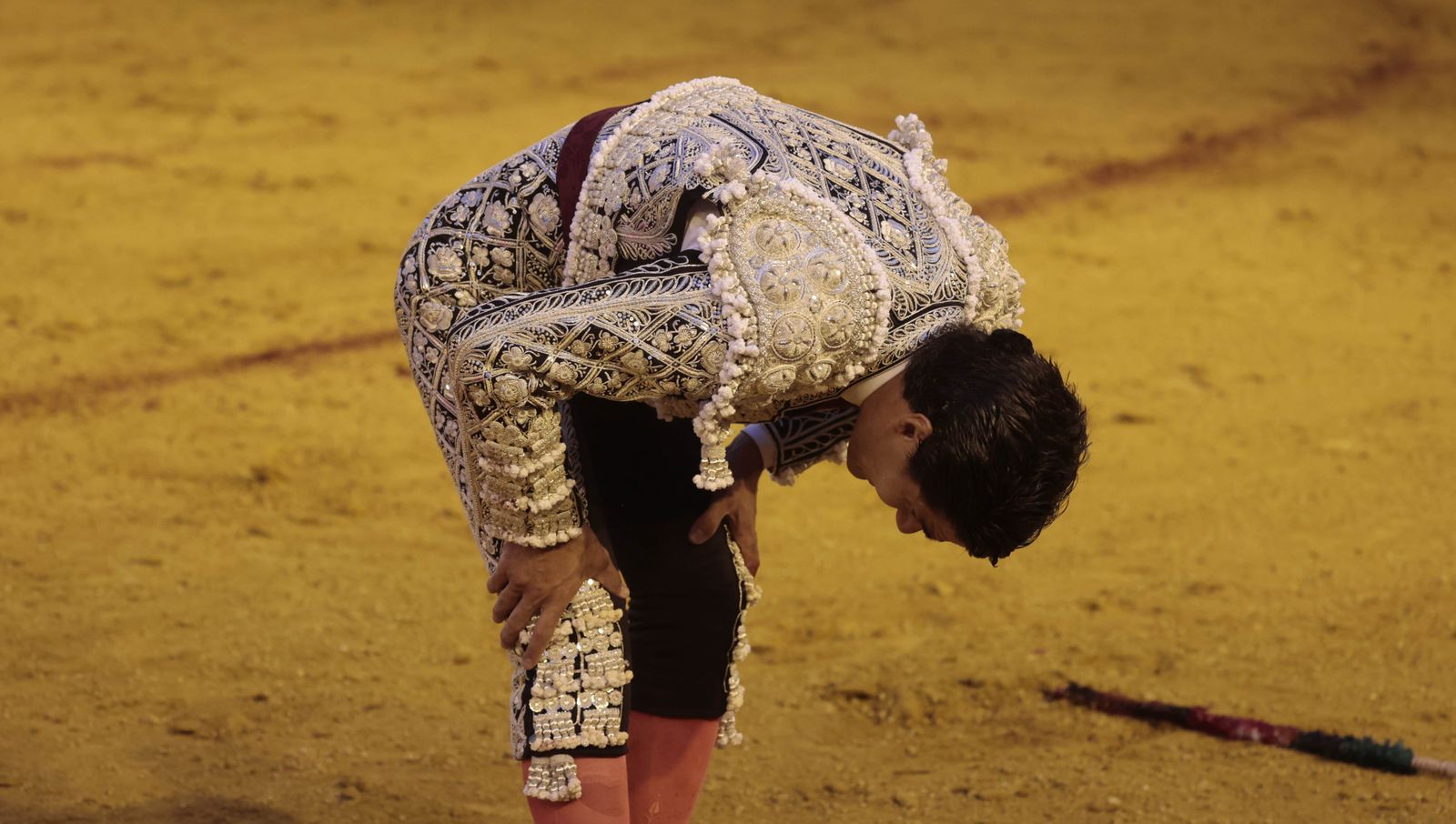 Pablo Aguado se resintió de sus problemas en la rodilla al matar al segundo de su lote en la corrida inaugural de la Feria de San Miguel.