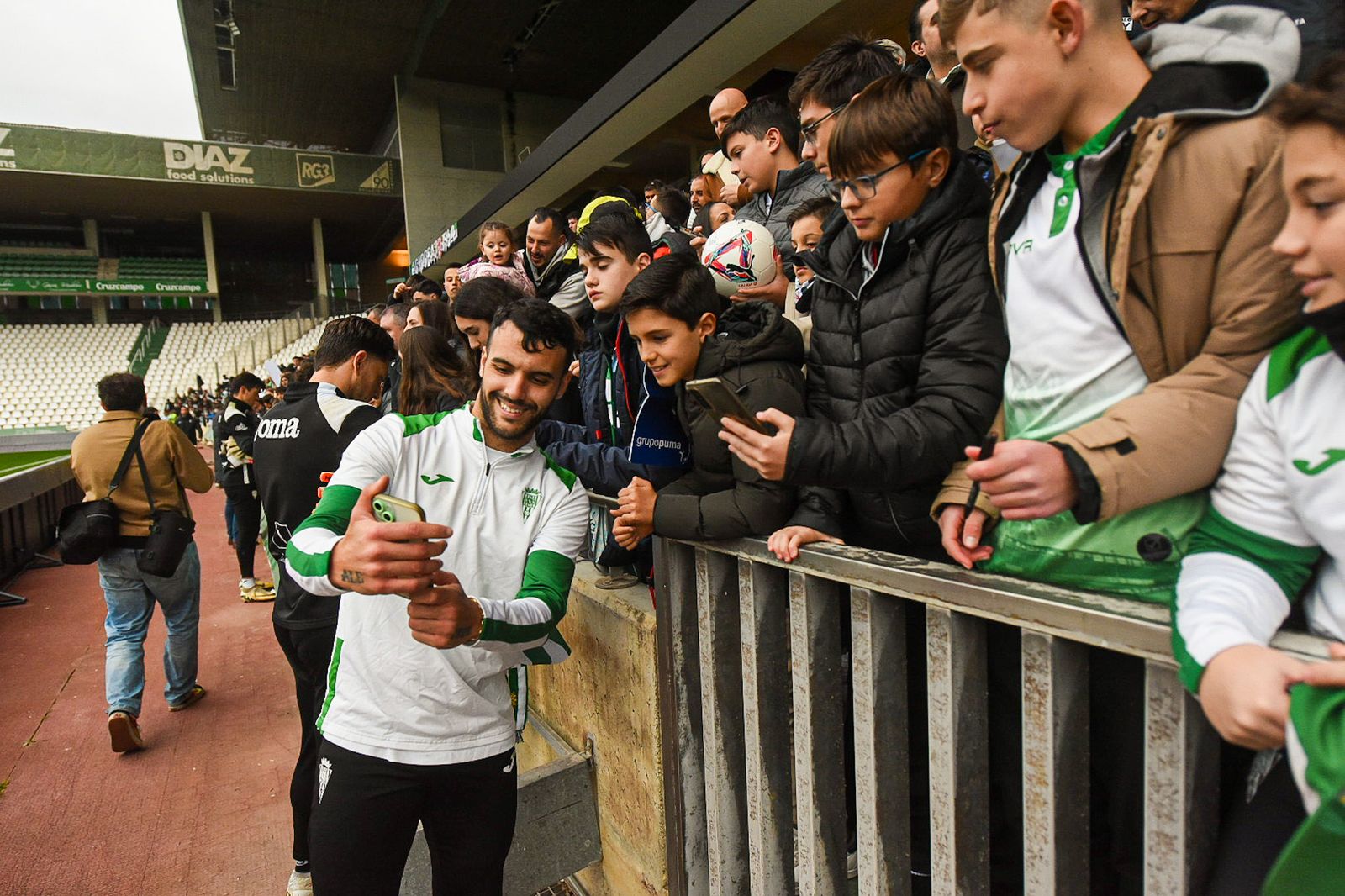 El Córdoba CF se deja querer por su afición en el Día de Año Nuevo: las fotos del entrenamiento de puertas abiertas