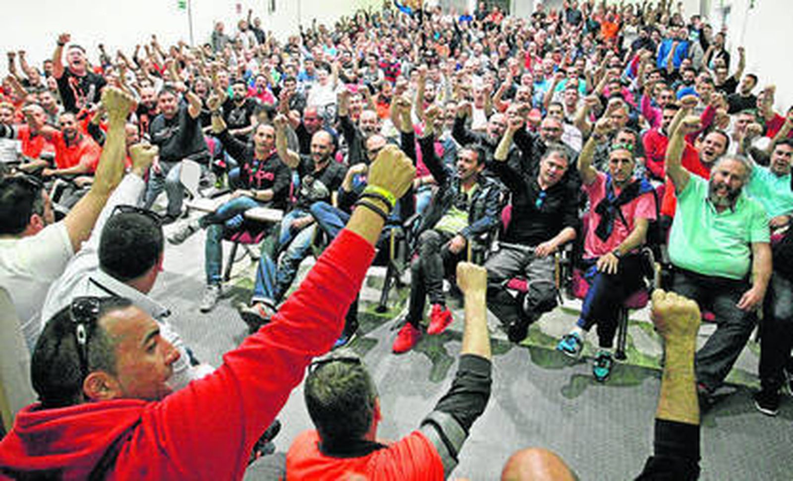 Asamblea de trabajadores del pasado viernes en el puerto de Algeciras.