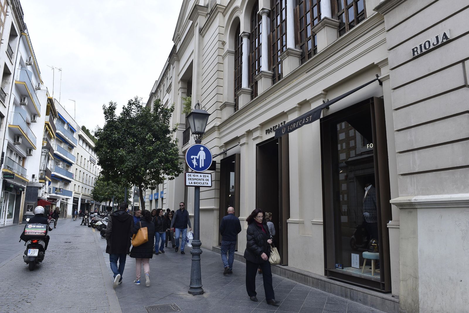 Estampas de la calle Rioja, que une Sierpes y la Magdalena y acoge al 'Diario de Sevilla' desde su aparición.