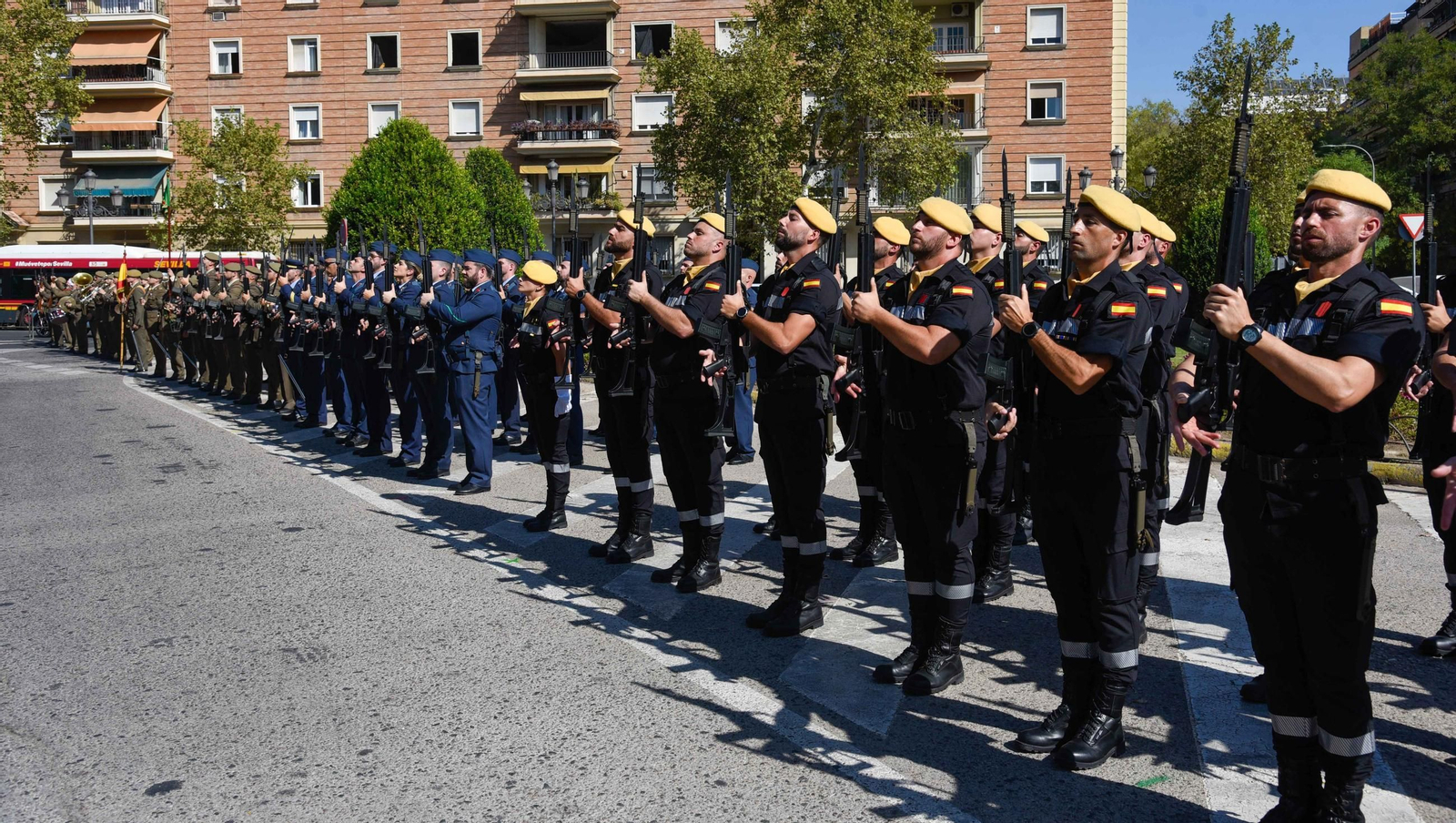 Acto de izado de la bandera y desfile por el día de la Hispanidad