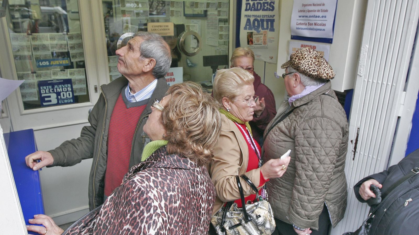 Personas comprobando si les ha tocado la Lotería