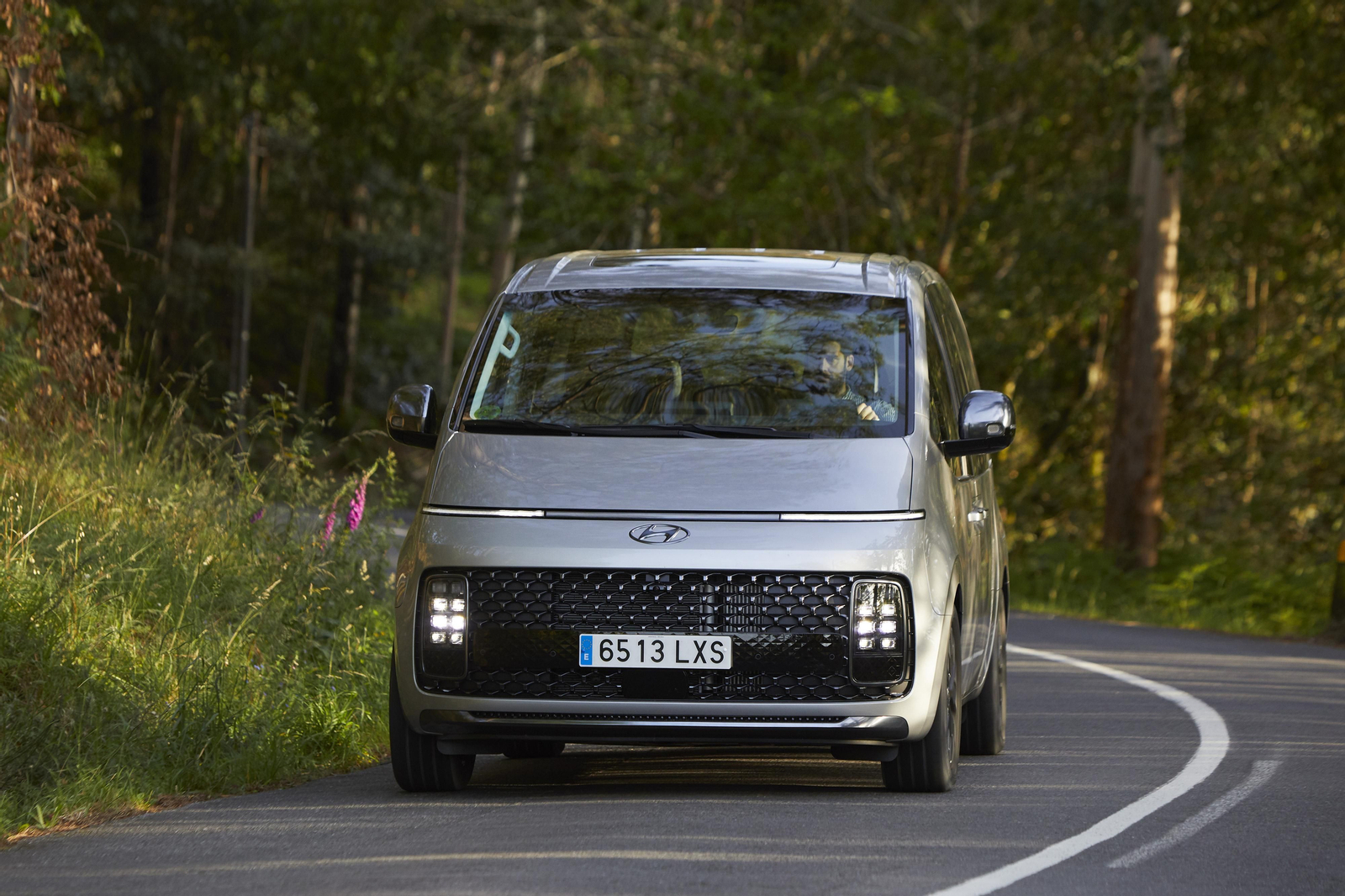 Hyundai Staria, un gran monovolumen de aspecto futurista, siempre Diesel y hasta 4x4