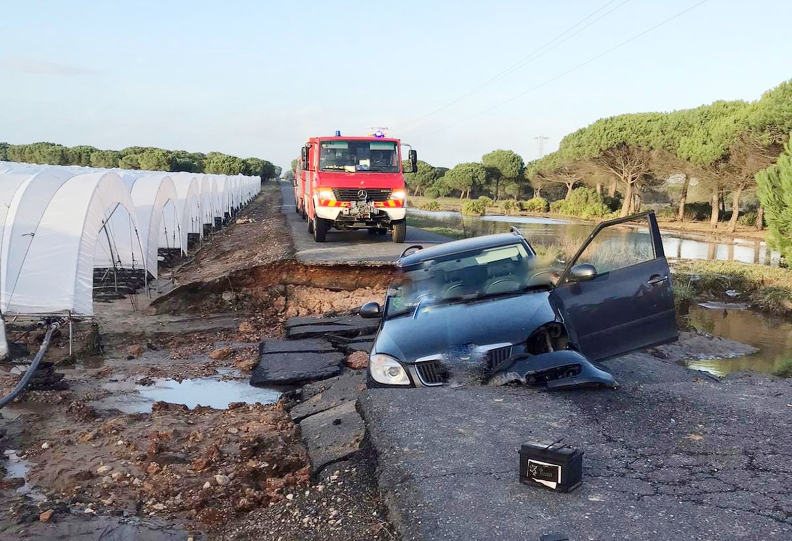 Así quedó el turismo dentro del socavón