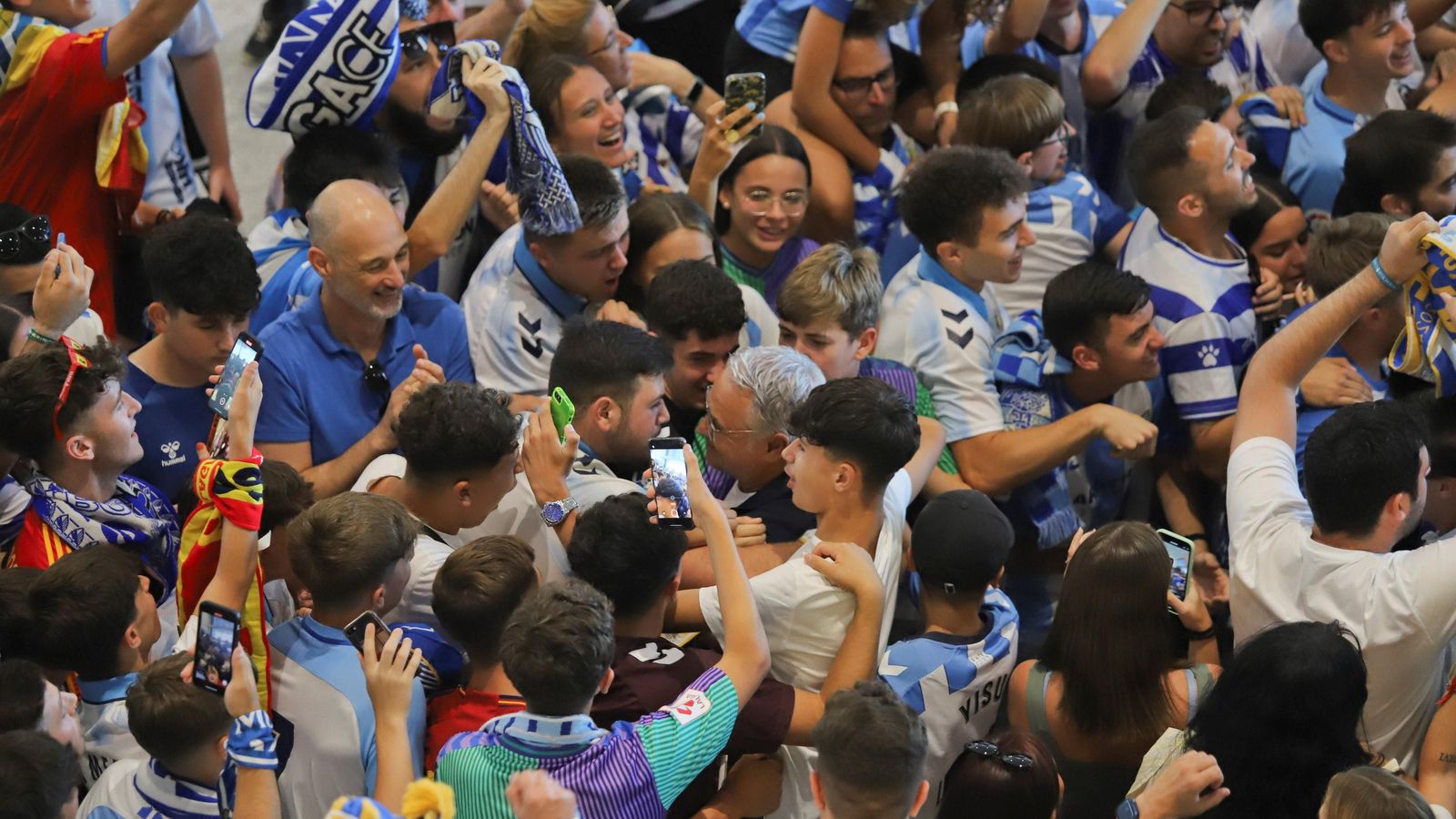 Las fotos de la afición despidiendo al Málaga en el aeropuerto antes de ir a Tarragona