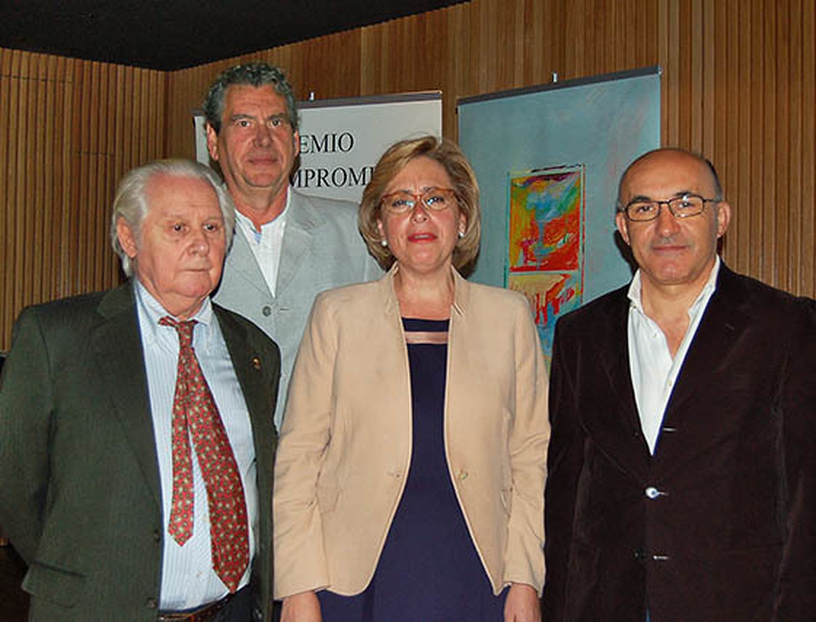 León Carlos Álvarez Santaló, catedrático emérito de Historia Moderna (US) y que obtuvo el premio en la pasada edición; Práxedes Caballero, profesor de Filosofía, miembro de Redes y ex profesor del centro premiado; Patricia Giménez Nacher, directora del IES Antonio Domínguez Ortiz, y José María Pérez, inspector de Educación y presentador del acto.  Foto: Victoria Ramírez