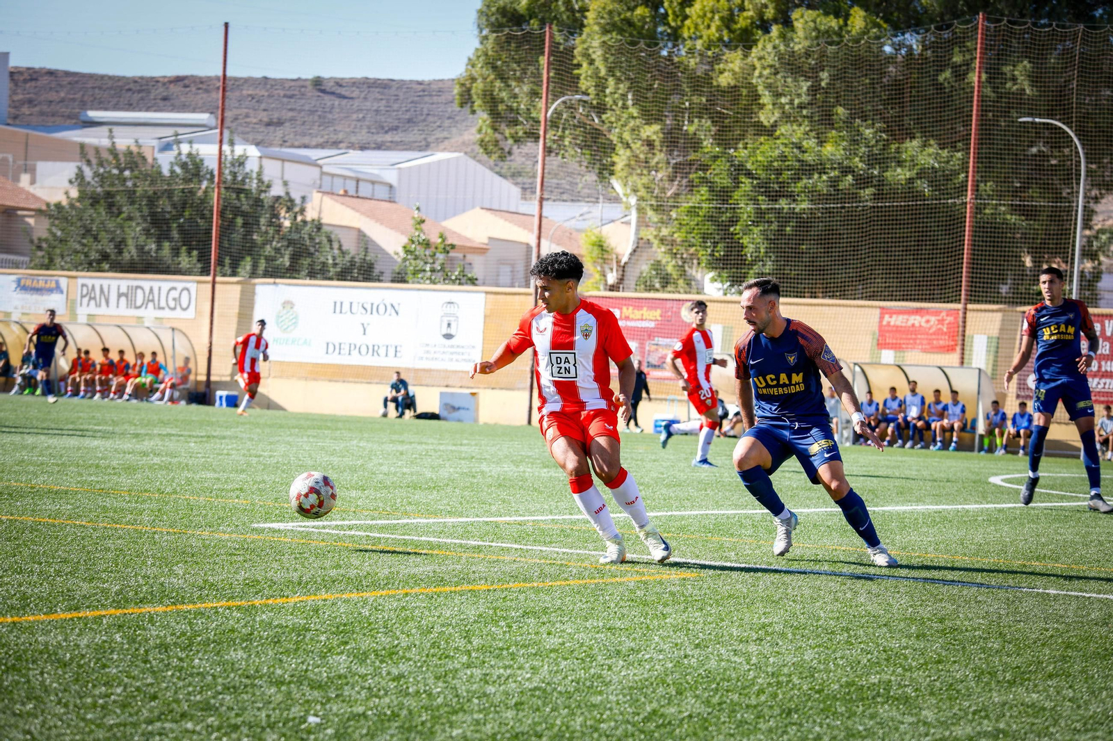 Valen intenta irse de un rival durante el encuentro disputado la pasada semana frente al UCAM Murcia en el Francisco Pomedio.