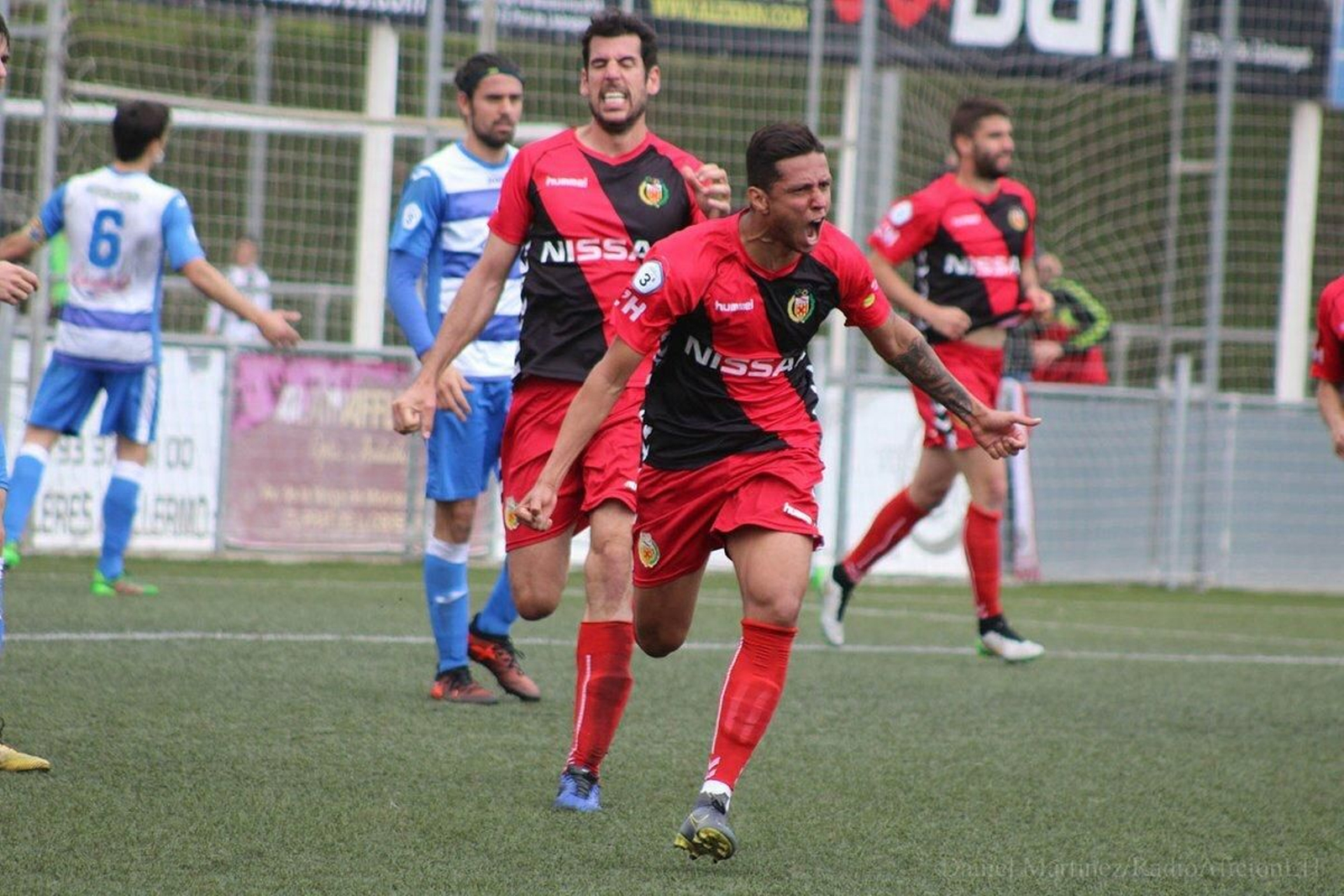 El Hospi celebra un gol a domicilio con su segunda equipación.