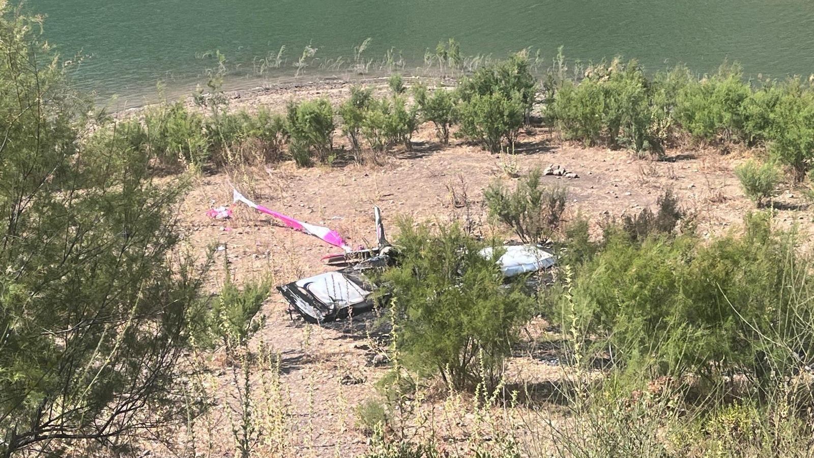 La avioneta tras el accidente junto al pantano del Guadalcacín. La avioneta tras el accidente junto al pantano del Guadalcacín.