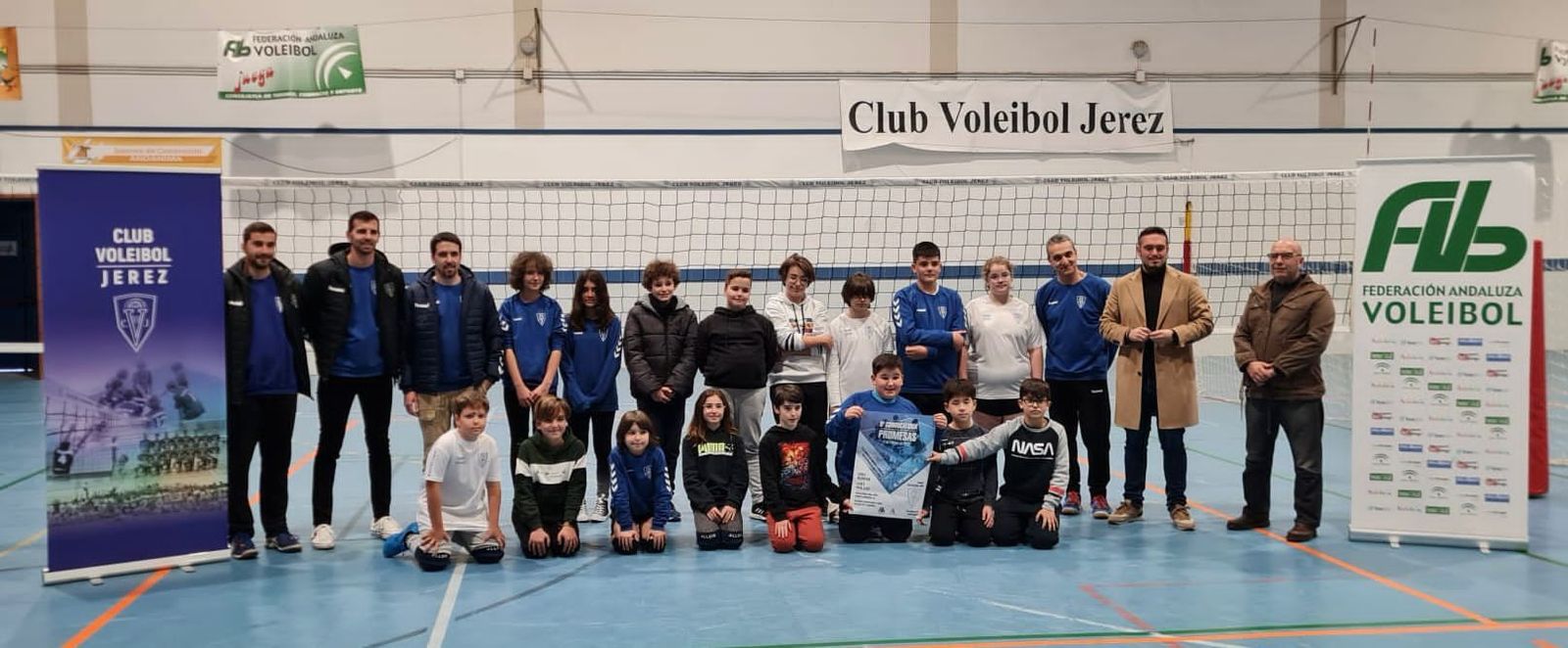 Jesús Alba, junto a integrantes del Club Voleibol Jerez.