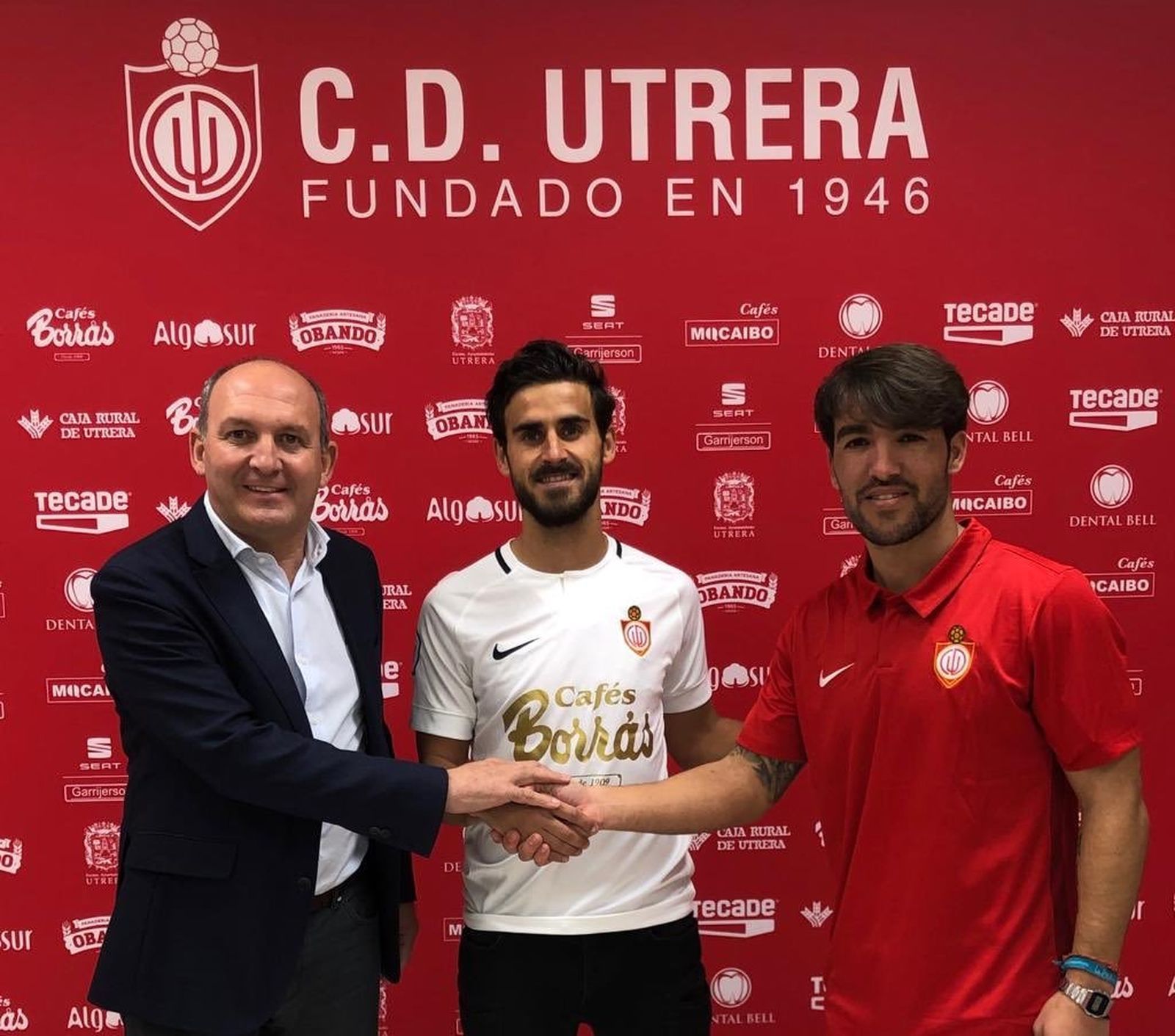 El exalbirrojo Jesús Marrufo (centro), en su presentación este jueves.