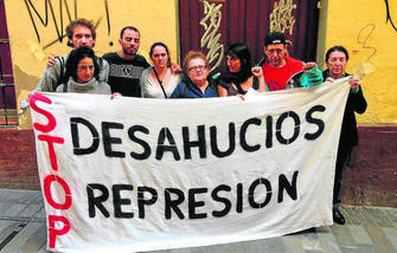 Miembros de la plataforma Stop Desahucios arropaban ayer a Lucía Mateo, en el centro de la imagen.
