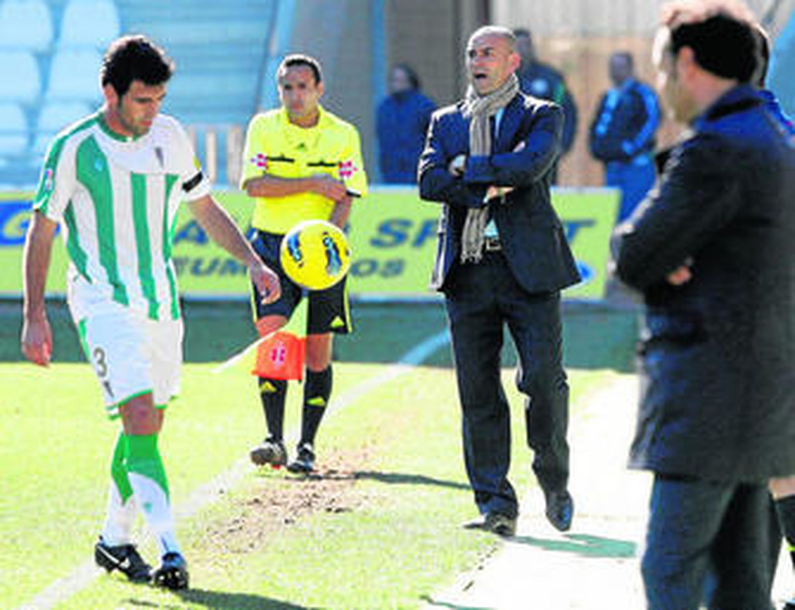 Fuentes se dispone a sacar de banda mientras Paco camina en presencia de un asistente y Bordalás.