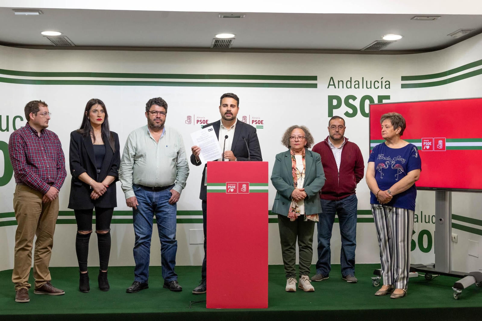 Mateo Hernández junto a alcaldes, alcaldesas y concejales de la Comarca del Río Nacimiento