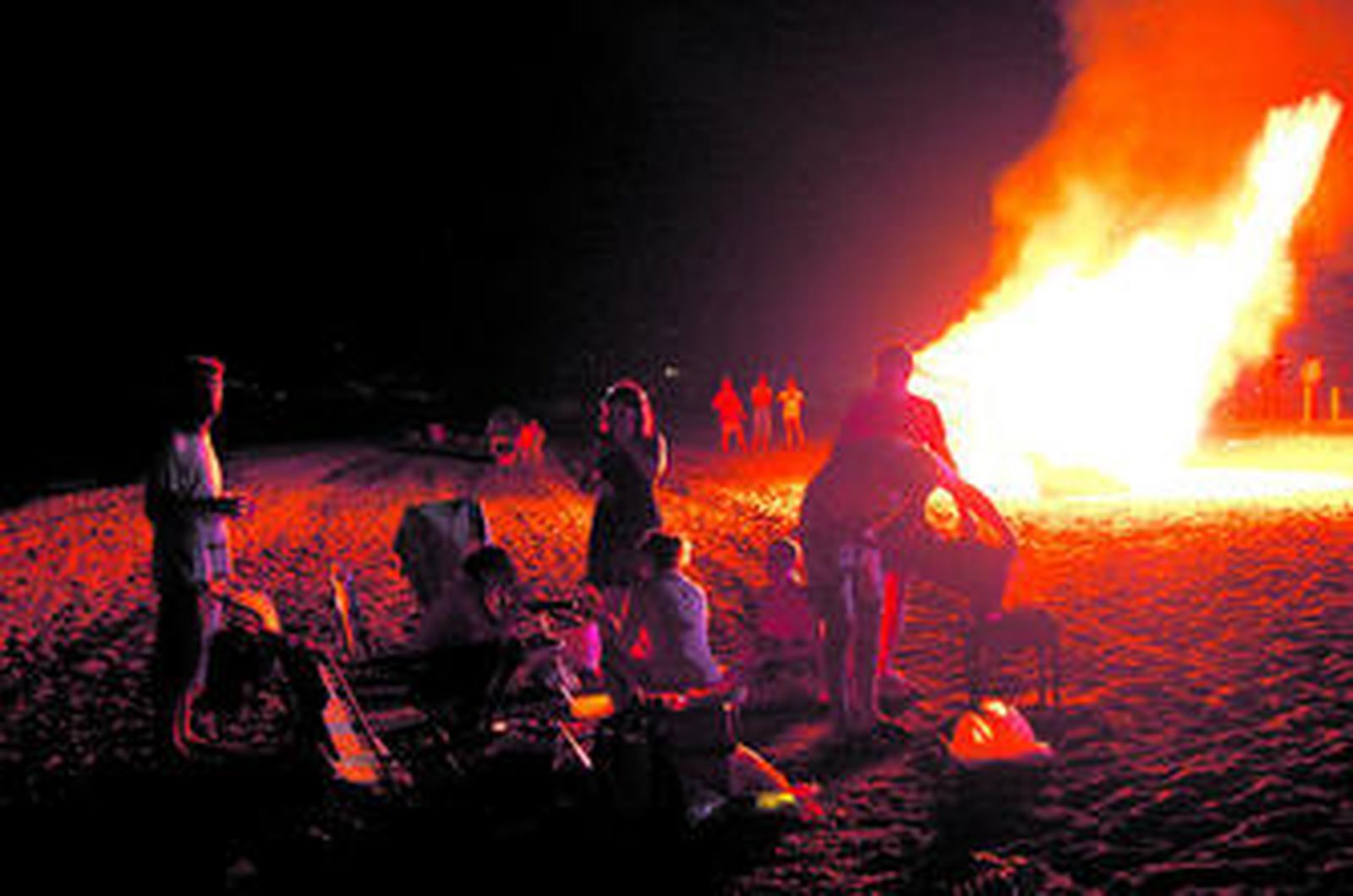 Una de las muchas hogueras que hubo el sábado por la noche en las playas de la Costa Tropical.