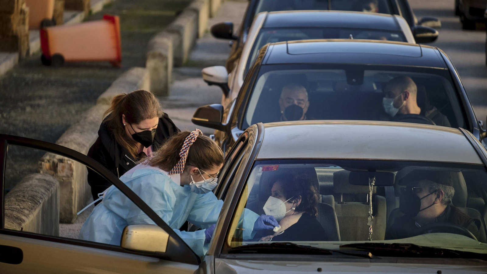 Personas mayores vacunándose de la primera dosis en Cádiz.