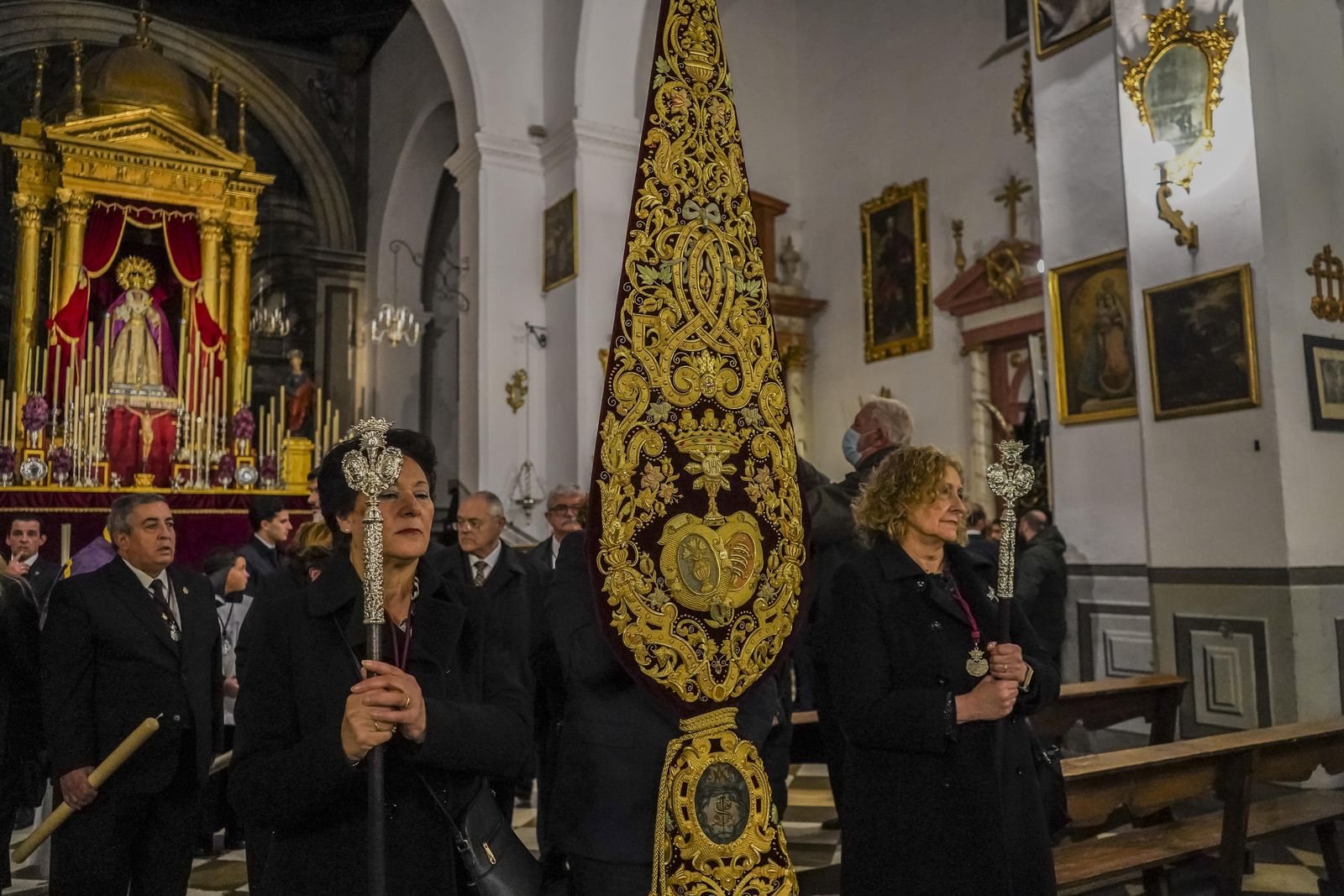 El Señor de la Sentencia, en vía crucis, a los pies de la Alhambra
