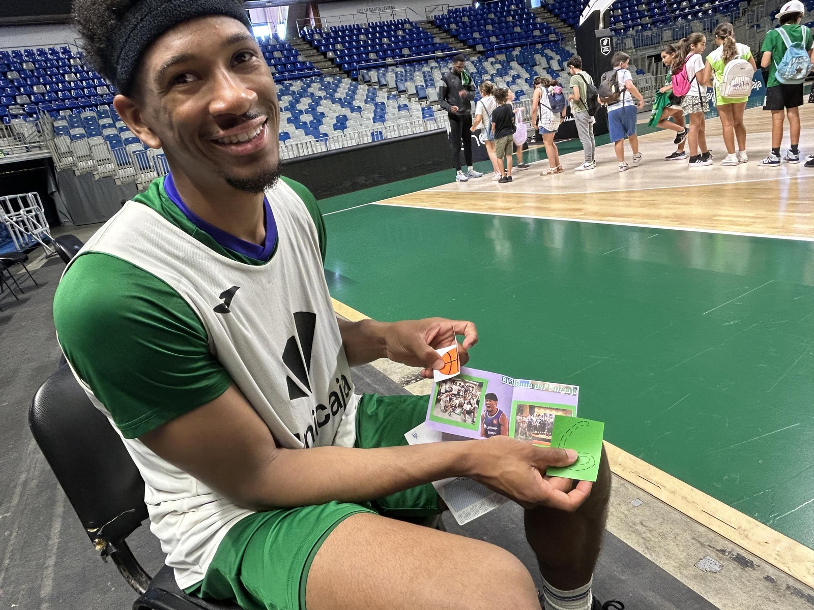 Kameron Taylor, con el regalo de un niño que visitó al equipo.