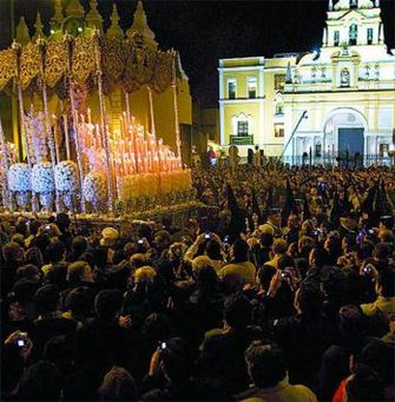 El paso de la Macarena en el momento de su salida, este año.