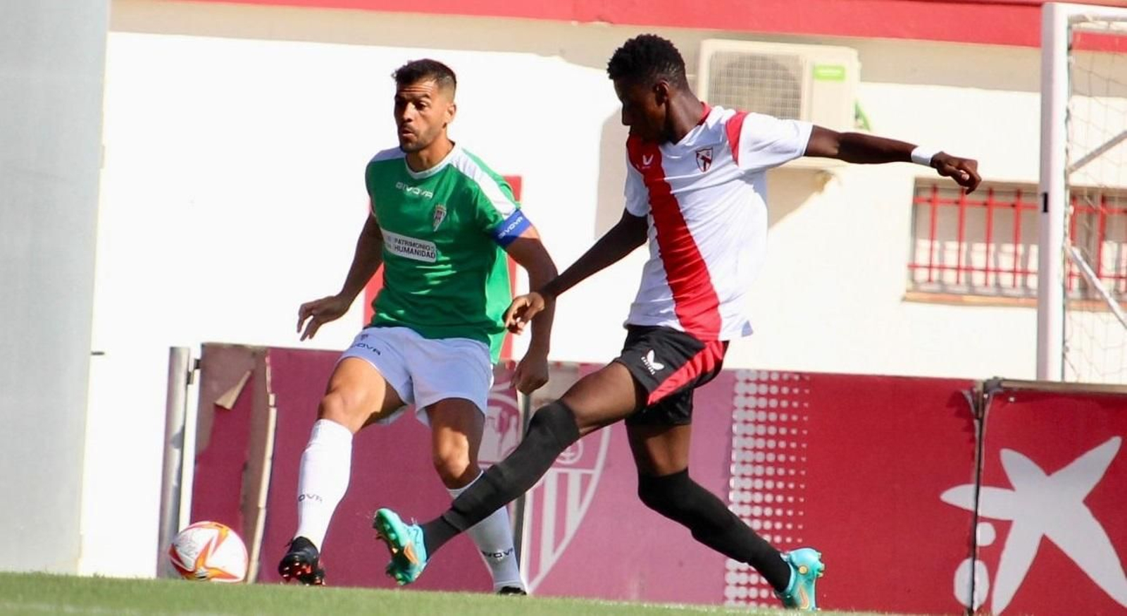 José Ruiz, con el brazalete de capitán, en el duelo de pretemporada ante el Sevilla Atlético.