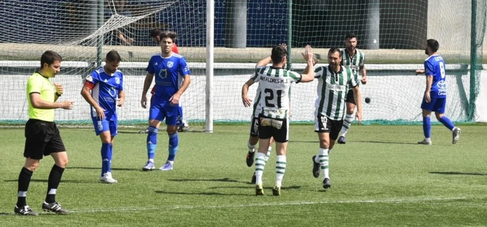 De las Cuevas celebra su tanto junto a Javi Flores.